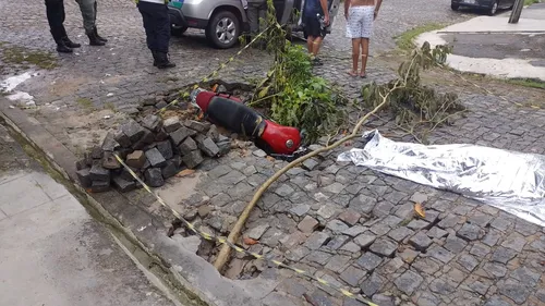 
          Imagem ilustrativa da imagem Recife: homem morre ao cair em buraco deixado aberto na Zona Norte
          