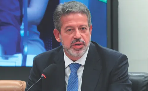 
          Imagem ilustrativa da imagem Relator quer reduzir dedução do Imposto de Renda para gasto com saúde e educação
          