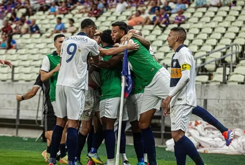 
          Imagem ilustrativa da imagem Retrô faz história, despacha o Fortaleza e vai às oitavas da Copa do Brasil
          