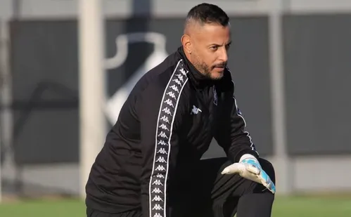 
          Imagem ilustrativa da imagem Rio Branco tenta se manter no G-4 neste sábado
          