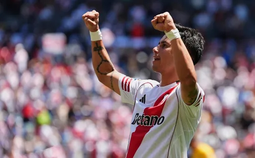 
          Imagem ilustrativa da imagem River Plate impõe ritmo forte e estreia na Copa do Mundo de Clubes com vitória
          