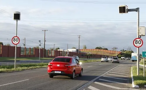 
          Imagem ilustrativa da imagem Rodovias federais correm risco de ficar sem radares por falta de dinheiro
          