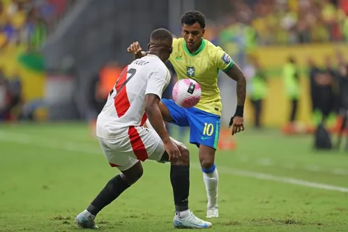 
          Imagem ilustrativa da imagem Rodrygo fica fora de último jogo de Ancelotti no Real e deve ser ausência na seleção brasileira
          