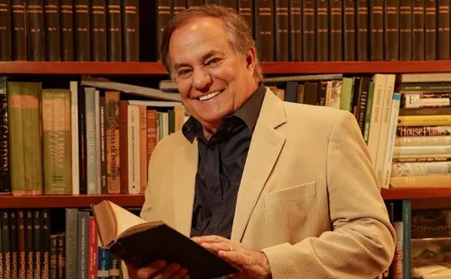 
          Imagem ilustrativa da imagem Ronnie Von compartilha indignação com plano de saúde: "Só pensam em dinheiro"
          