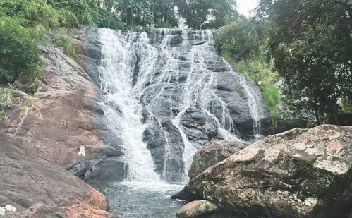
          Imagem ilustrativa da imagem Roteiro de fé e belezas naturais: conheça os tesouros de Rio Novo do Sul
          