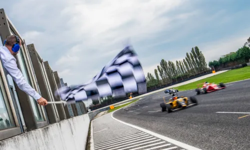 
          Imagem ilustrativa da imagem Santander e Fórmula 1 lançam curso gratuito sobre liderança de alta performance
          