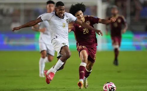 
          Imagem ilustrativa da imagem Seleção da Bolívia reclama de sabotagem após ficar retida na Venezuela
          