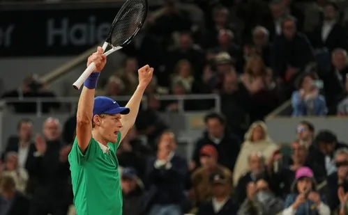 
          Imagem ilustrativa da imagem Sinner elimina Djokovic e encara Alcaraz em aguardada final em Roland Garros
          