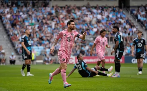 
          Imagem ilustrativa da imagem Messi amplia sequência incrível pós-mundial em goleada do Inter Miami
          