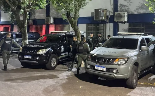 
          Imagem ilustrativa da imagem Suspeito de envolvimento na morte de três jovens em cemitério de Vila Velha é preso
          