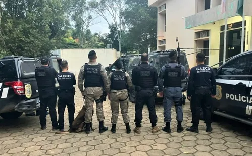 
          Imagem ilustrativa da imagem Suspeitos de atuar no tráfico de drogas do Comando Vermelho são presos em Fundão
          