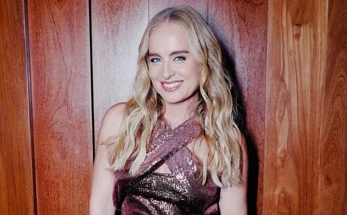 
          Imagem ilustrativa da imagem 'Tem que deixar quebrar a cara', diz Angélica sobre educar filhos adolescentes
          