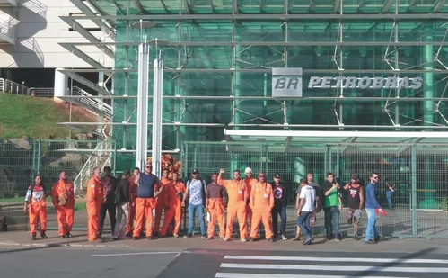 
          Imagem ilustrativa da imagem Terceirizados fecham portas de acesso da Petrobras
          