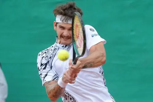 
          Imagem ilustrativa da imagem Thiago Wild cai no quali e Brasil terá 3 representantes na chave de simples de Roland Garros
          