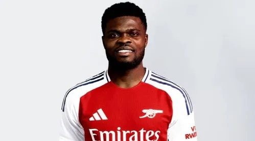 
          Imagem ilustrativa da imagem Thomas Partey, ex-jogador do Arsenal, é indiciado por estupro e assédio sexual no Reino Unido
          