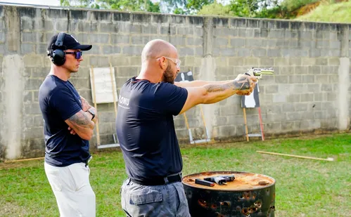 
          Imagem ilustrativa da imagem Tiro esportivo: militares dão show de pontaria
          