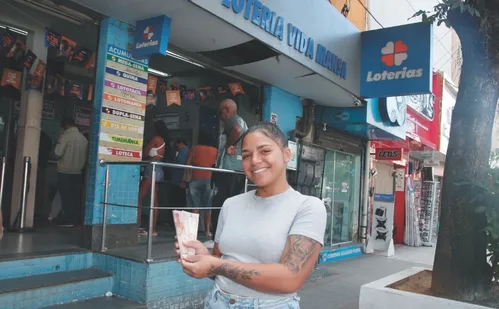 
          Imagem ilustrativa da imagem “Todo mundo está curioso”, diz gerente de lotérica que fez novos milionários no ES
          