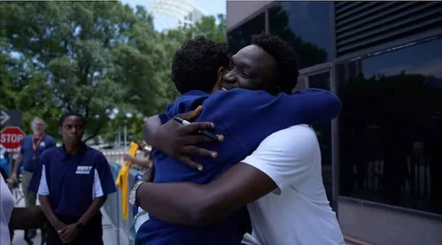 
          Imagem ilustrativa da imagem Torcedor cruza seis estados, dorme no carro e realiza sonho ao conhecer Marquinhos
          