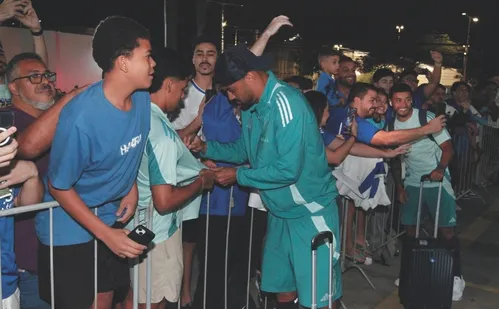 
          Imagem ilustrativa da imagem Torcedores capixabas fazem festa na chegada do Cruzeiro para a Vitória Cup
          