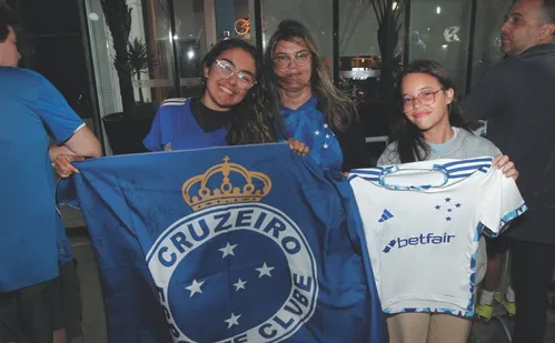 
          Imagem ilustrativa da imagem Torcedores capixabas fazem festa na chegada do Cruzeiro para a Vitória Cup
          