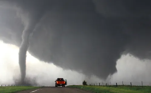 
          Imagem ilustrativa da imagem Tornados deixam mais de 20 mortos nos EUA
          