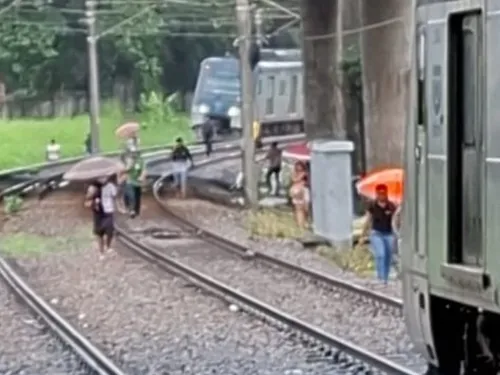 
          Imagem ilustrativa da imagem Para variar, Metrô do Recife volta a parar e usuários saem a pé pelos trilhos
          