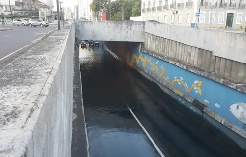 
          Imagem ilustrativa da imagem Túnel da Abolição volta a alagar e trânsito da Madalena fica o caos nesta manhã
          