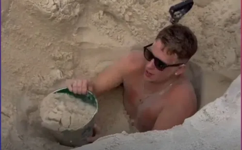 
          Imagem ilustrativa da imagem Turista britânico cava buraco e fica 3 horas preso nas areias de Copacabana
          