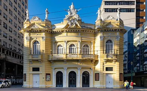 
          Imagem ilustrativa da imagem Uma viagem pela história em aulas sobre monumentos do Centro de Vitória
          