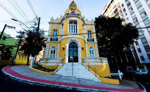 
          Imagem ilustrativa da imagem Uma viagem pela história em aulas sobre monumentos do Centro de Vitória
          