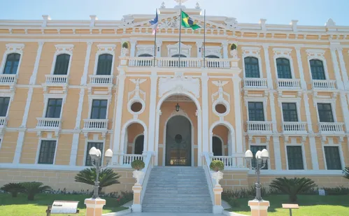 
          Imagem ilustrativa da imagem Uma viagem pela história em aulas sobre monumentos do Centro de Vitória
          