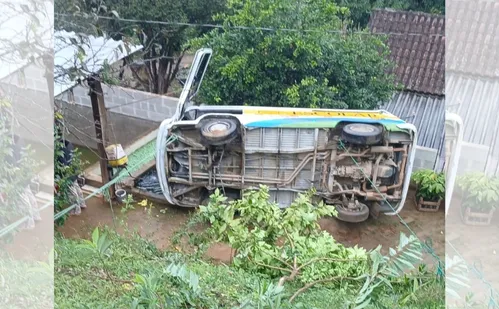 
          Imagem ilustrativa da imagem Van escolar tomba com seis crianças dento no Sul do ES
          