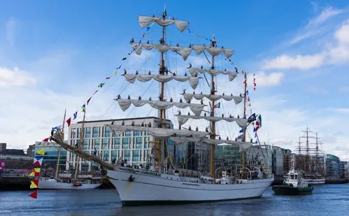 
          Imagem ilustrativa da imagem Veleiro mexicano colide com Ponte do Brooklyn em NY; duas pessoas morrem
          