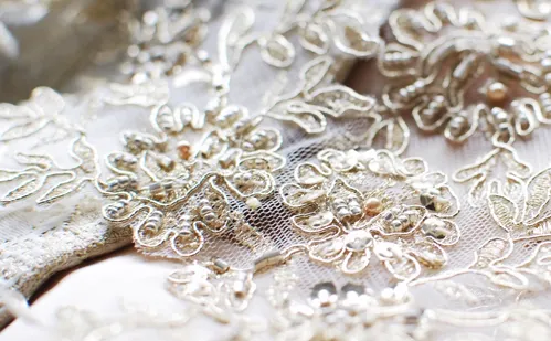 
          Imagem ilustrativa da imagem Vestido estilo anos 90, ternos coloridos: as tendências para os casamentos em 2025
          