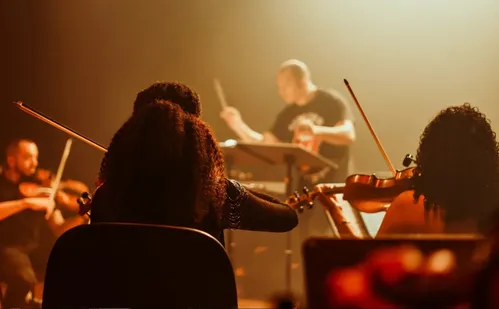 
          Imagem ilustrativa da imagem Viagem musical com orquestra e bandas no aniversário de 25 anos do Teatro Sesi
          