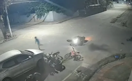 
          Imagem ilustrativa da imagem Vídeo | Menino escapa de acidente após colisão de motos em Vila Velha
          