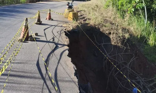 
          Imagem ilustrativa da imagem Vídeo mostra risco de desabamento em trecho da PE-004, na Mata Norte
          