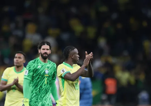 
          Imagem ilustrativa da imagem Vini Jr. reconhece pouca produção da seleção, mas celebra vitória e vaga na Copa do Mundo
          