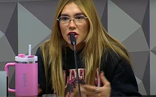 
          Imagem ilustrativa da imagem Virgínia Fonseca usa moletom com o rosto da filha e copo de sua marca em depoimento
          