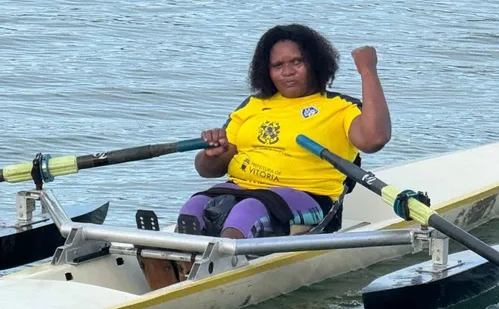 
          Imagem ilustrativa da imagem Vitória fatura medalhas de ouro no Estadual de remo paralímpico
          