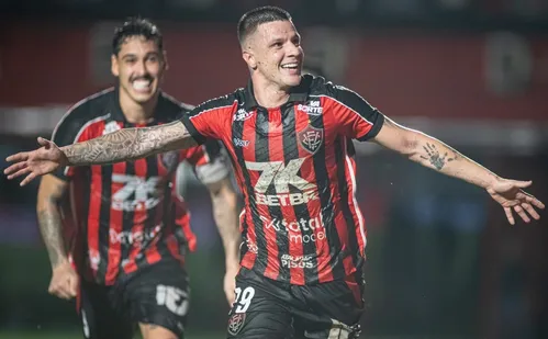 
          Imagem ilustrativa da imagem Vitória vira sobre o Vasco com um a menos e deixa rival na zona da degola
          