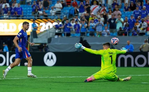 
          Imagem ilustrativa da imagem Volante do Chelsea faz alerta para as quartas no Mundial de Clubes
          