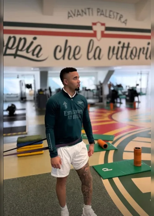 Imagem ilustrativa da imagem Gabriel Jesus treina na Academia de Futebol e agita torcida do Palmeiras às vésperas do Mundial