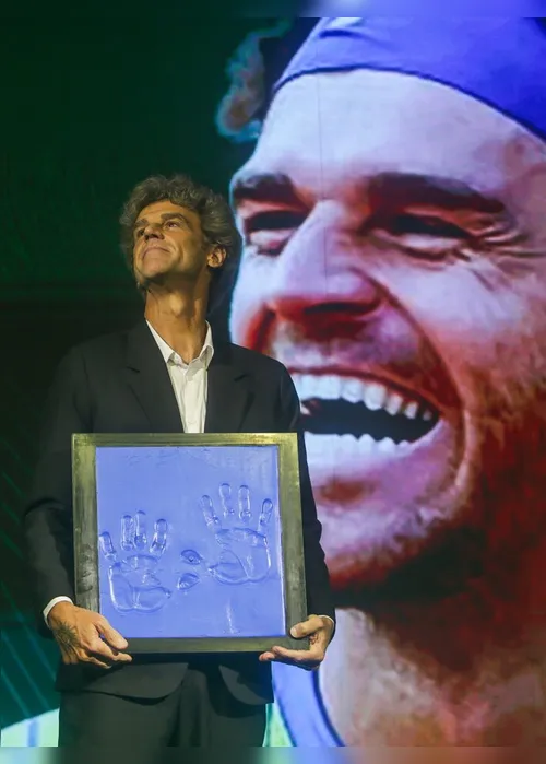 Imagem ilustrativa da imagem Guga chora ao entrar para o Hall da Fama do COB e homenageia atletas paralímpicos