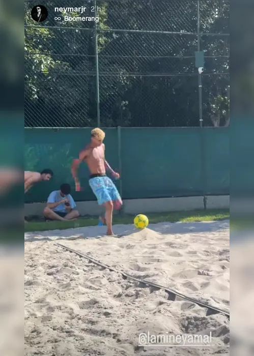 Imagem ilustrativa da imagem Lamine Yamal visita Neymar em Mangaratiba durante férias no Brasil e joga futevôlei