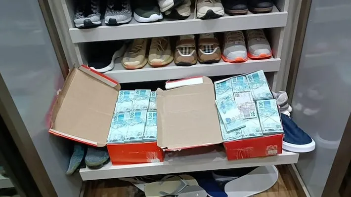 Imagem ilustrativa da imagem Como a PF encontrou R$ 1,3 milhão escondido em caixas de sapatos em mansão do tráfico de drogas