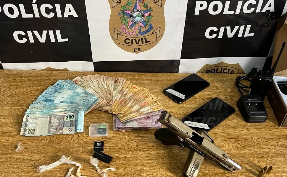 Imagem ilustrativa da imagem Operação prende gerente do tráfico em Fundão, além de armas e dinheiro