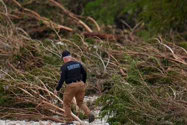 Imagem ilustrativa da imagem Texas se prepara para mais chuva em meio a 52 mortes e meninas desaparecidas