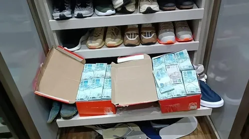 
          Imagem ilustrativa da imagem Como a PF encontrou R$ 1,3 milhão escondido em caixas de sapatos em mansão do tráfico de drogas
          