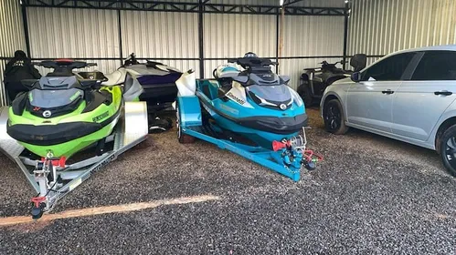 
          Imagem ilustrativa da imagem Como a PF encontrou R$ 1,3 milhão escondido em caixas de sapatos em mansão do tráfico de drogas
          